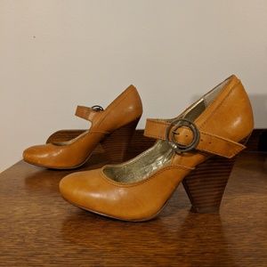 Vintage-style leather pumps